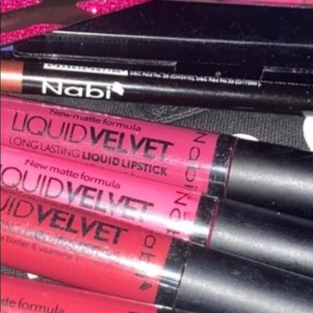 New sealed 1 Liquid Velvet lip red red - Picture 3 of 4